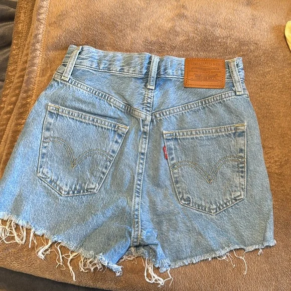 Levi’s Ribcage Shorts - Picture 2 of 3